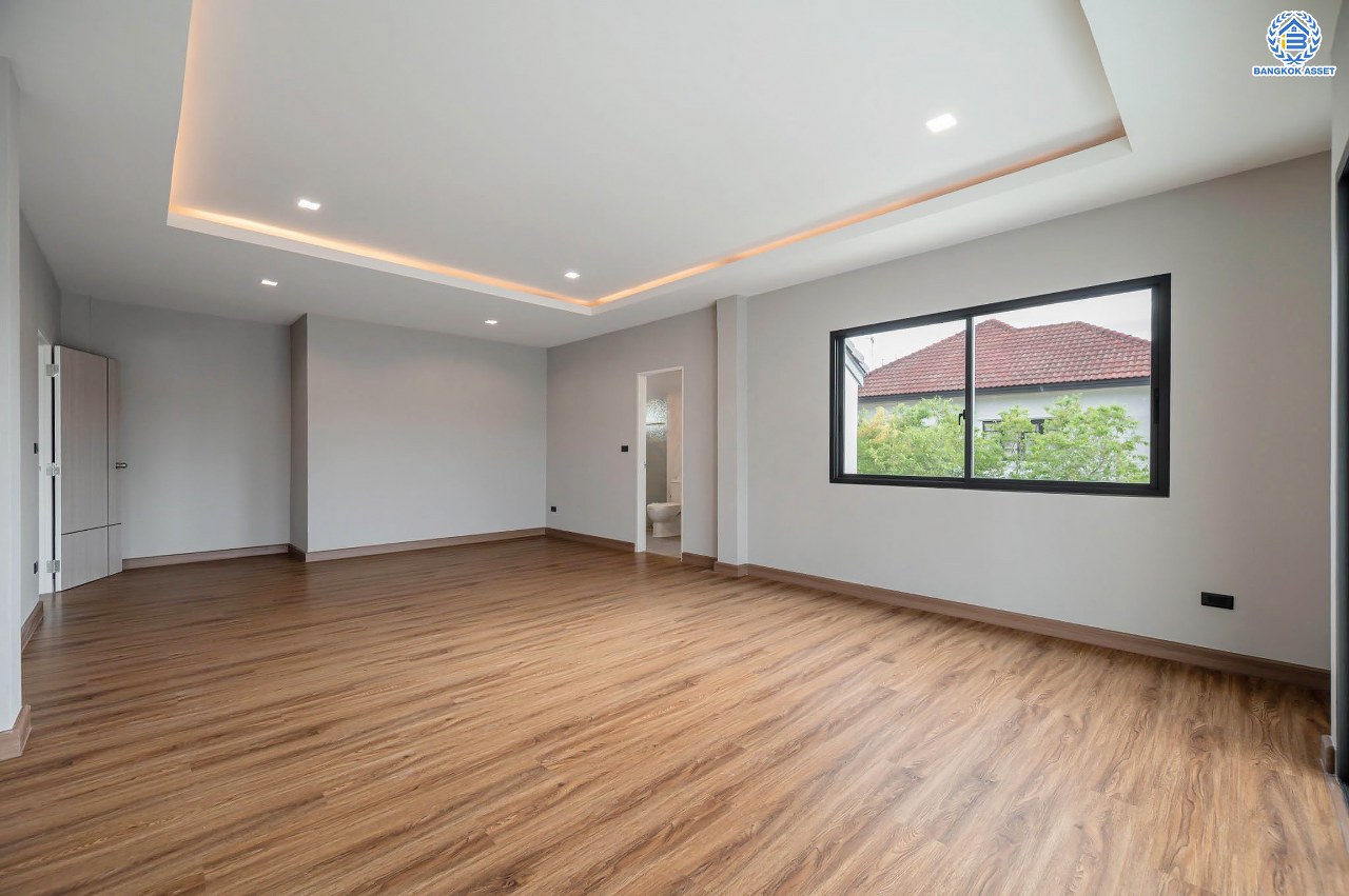 บ้านเดี่ยวฟิลคฤหาสน์มือสองตกแต่งใหม่ แบรนด์ LH ดีไซน์สุดหรูหรา โครงการ ลดาวัลย์ ปิ่นเกล้า เนื้อที่ 178.6 ตร.ว. บนพื้นที่ใช้สอยถึง 651.84 ตร.ม. ฟังก์ชันจัดเต็ม 5 ห้องนอน 7 ห้องน้ำ  1 ห้องแม่บ้าน จอดรถได้ถึง 3 คัน ทำเลศักยภาพติดถนนบรมราชชนนี เชื่อมต่อหลายเส้นทาง ใกล้มหาวิทยาลัยมหิดล และเซ็นทรัลศาลายา